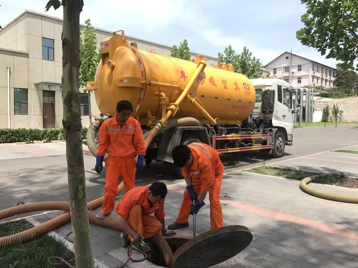 扶沟管道疏通车停在窨井附近