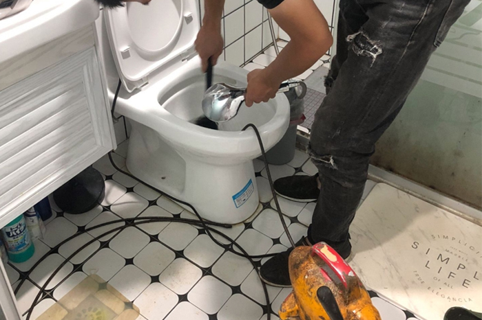 扶沟马桶堵塞自己疏通还是找师傅?专业上门服务让你省时更省心